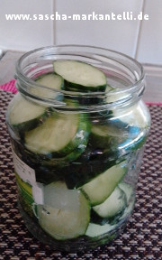 Glas mit geschnittene Gurke