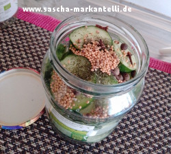 Glas mit geschnittene Gurke und Gewrze