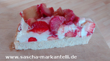 Stück Rhabarberkuchen mit Erdbeeren